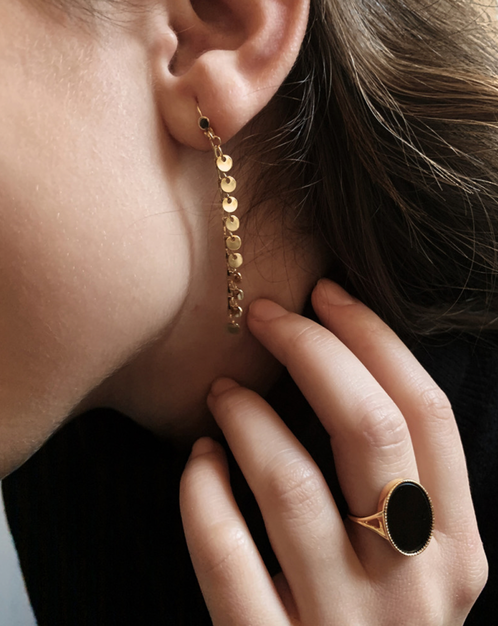 femme portant bague frida et boucles d'oreilles chloé nilai