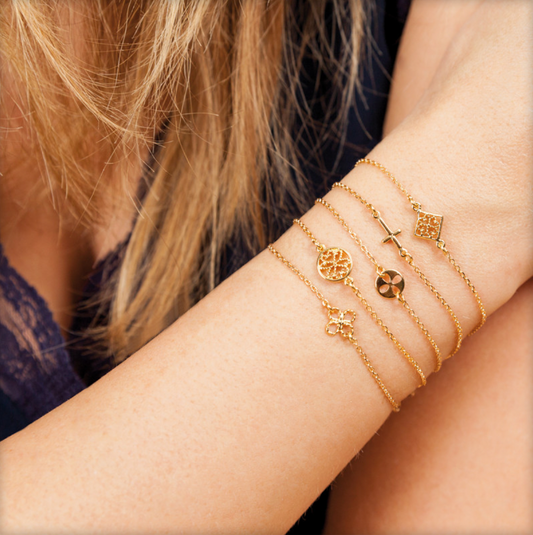 femme portant bracelet les discrètes