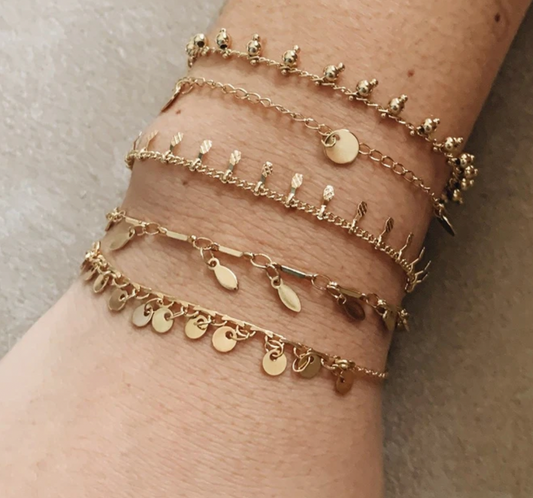 poignet portant bijoux intemporels nilai