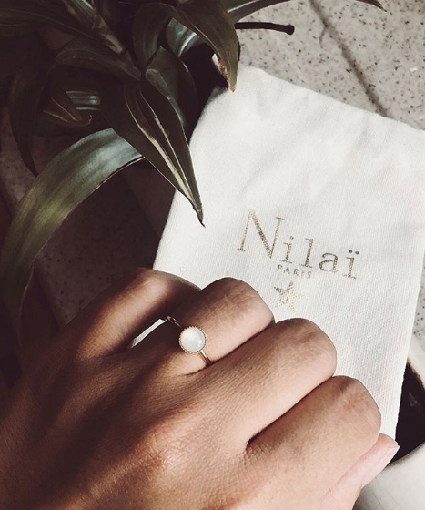 femme portant une bague Nilaï composé d'une pierre nacre