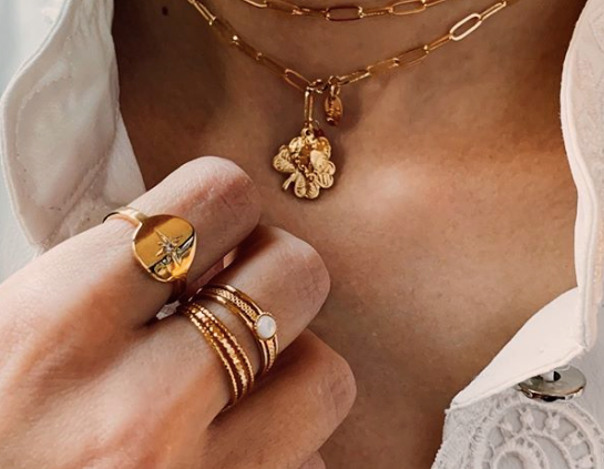 femme portant sautoir scarlette bague celeste et bague oreade gaufree nilai