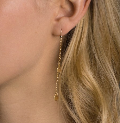 femme portant boucles d'oreilles indra nilai