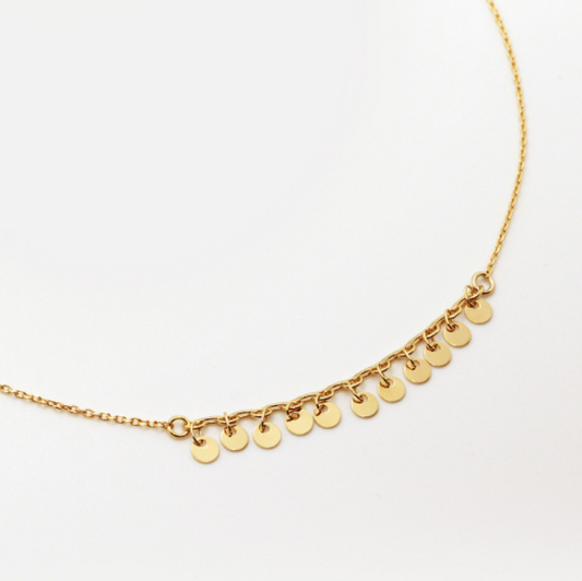 Collier Nilaï chaine fine orné pampilles rondes plaqué or