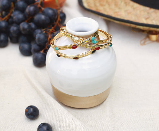 Jonc thais nilai disposés sur vase blanc