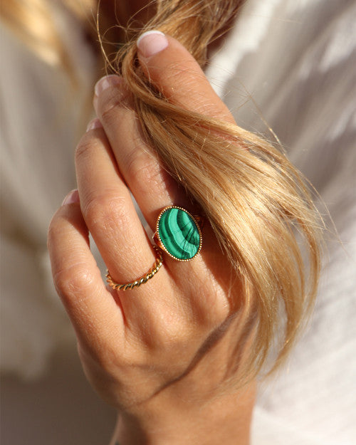 femme blonde portant bague frida et lou nilai