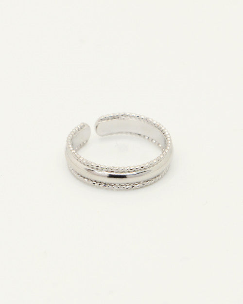 Bague simple ethnique avec bords torsadés couleur argent