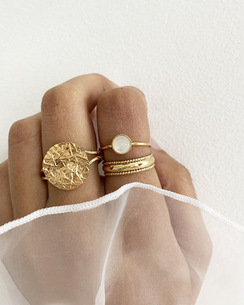 main portant des bijoux plaqué or de chez nilai : elle porte la paloma, la inès et la athéna