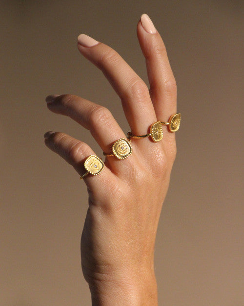 Femme portant l'ensemble des bagues de la collection mini oracles