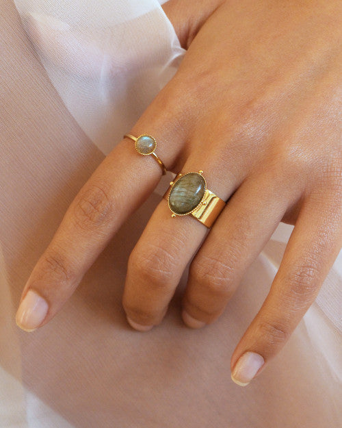 femme portant la bague athéna et la bague new calypso de chez nilai
