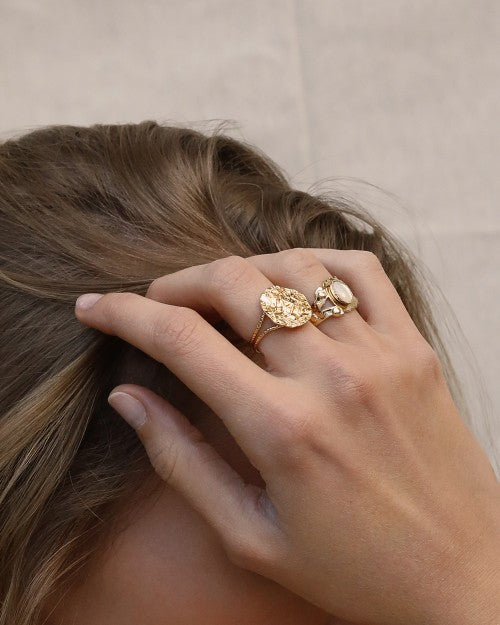 femme portant bague paloma et bague thais pierre