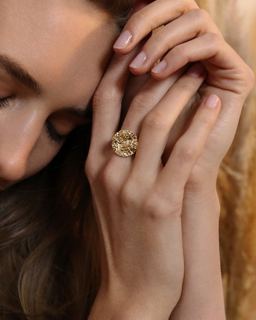 femme portant bague paloma nilai