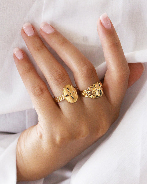 main portant bague thais et gloria nilai