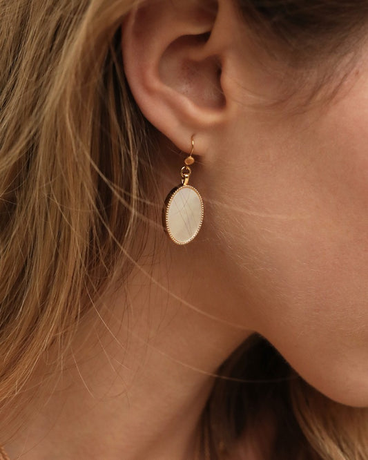 femme portant boucles d'oreilles frida nilai