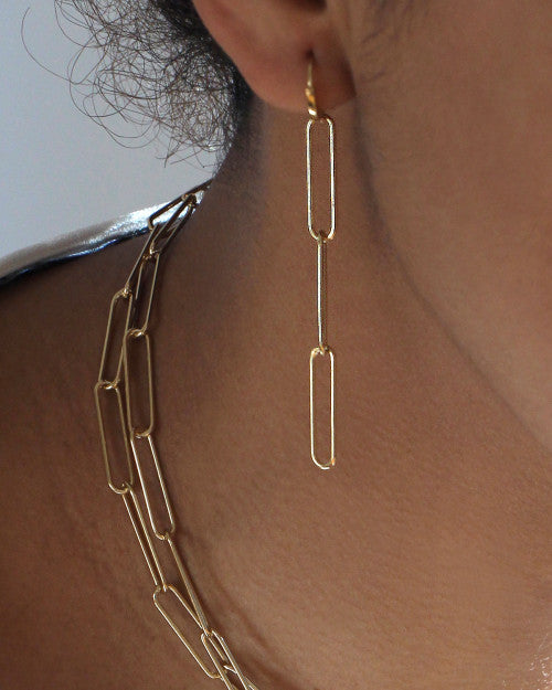 femme portant des boucles d'oreilles maxi pure de chez nilai