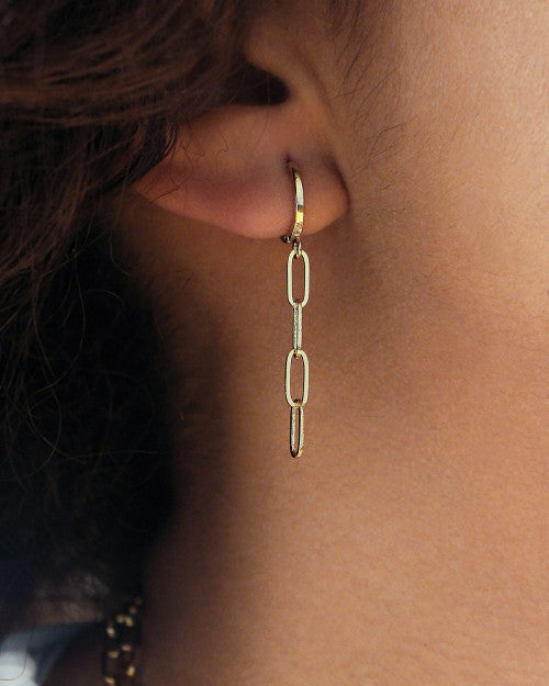 femme portant les créoles mini pure de chez nilai