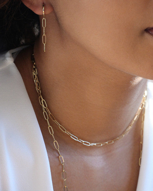 femme portant des bijoux plaqué or nilai