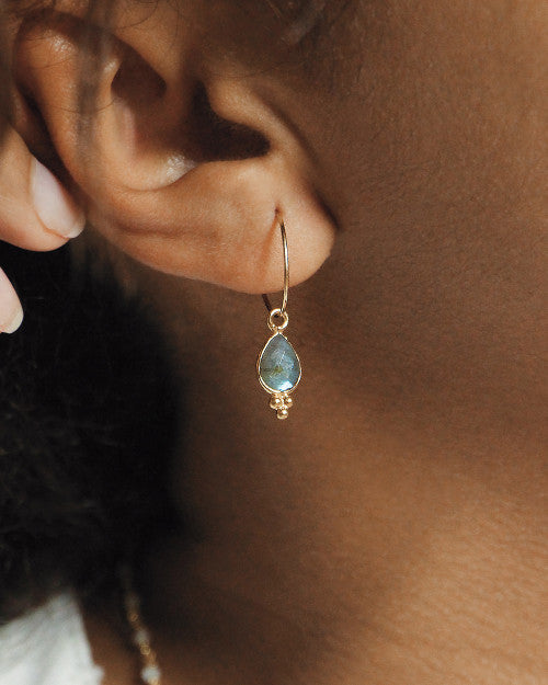 femme portant créoles new delhi nilai