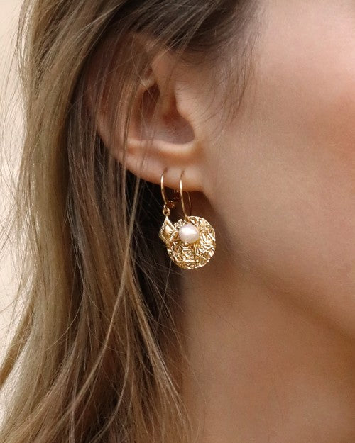 femme portant une boucle d'oreille paloma et cléa nilai