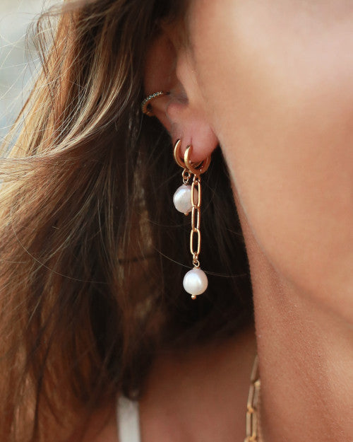femme portant créoles à perles nilaï