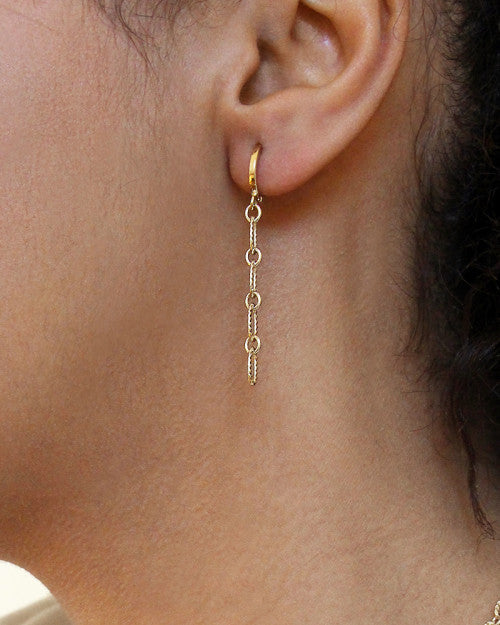 femme portant les boucles d'oreilles pure torsadé de chez nilai