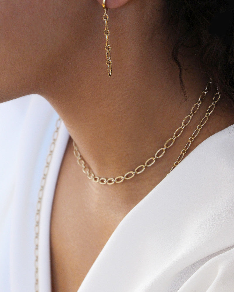 femme portant la gamme de bijoux pure torsadé de chez nilai