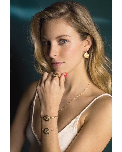 femme portant bijoux alexia nilai