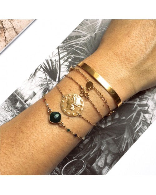 poignet portant bracelets nilai