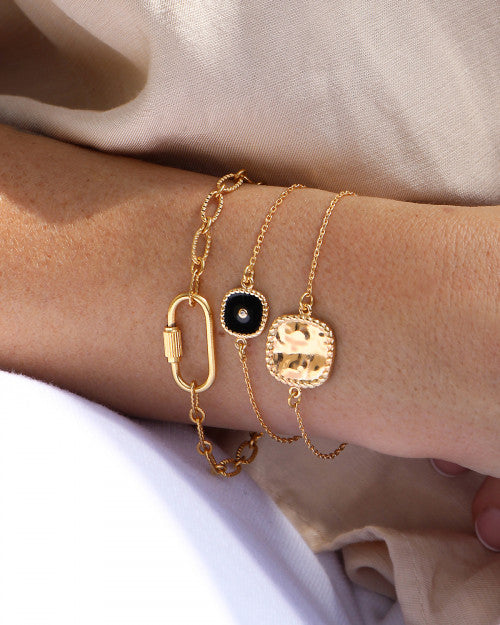 femme portant le bracelet bélize noir, le bracelet lock torsadé et le bracelet sally