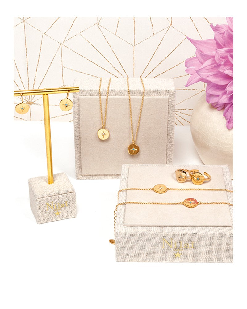 collection bijoux céleste nilai sur présentoirs