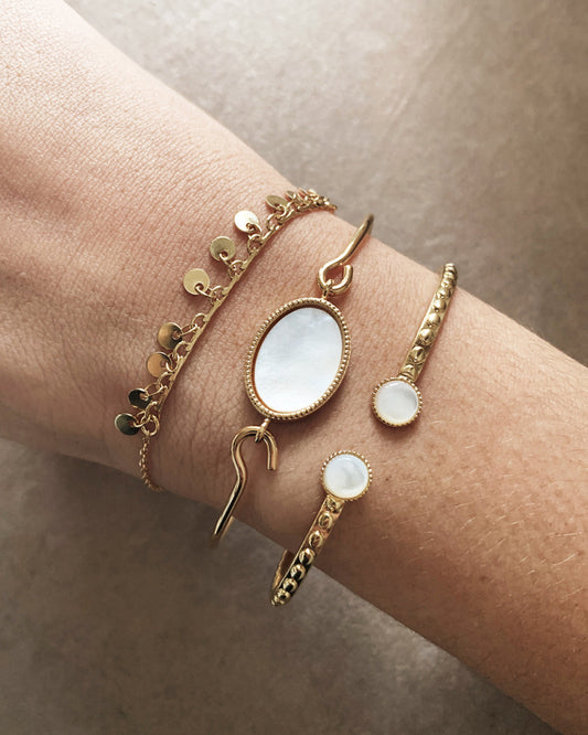 poignet portant bracelets Nilaï avec pierre nacre