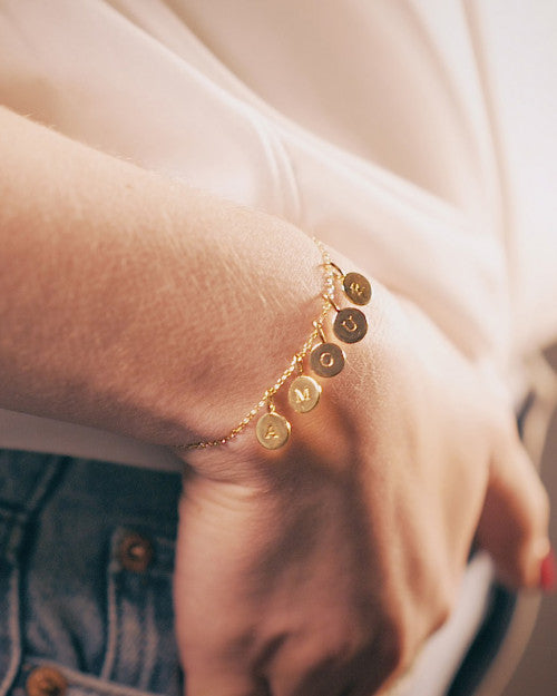 bracelet chaine initiales nilai avec initiales du mot amour