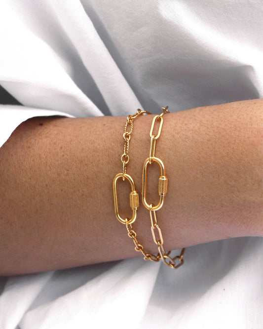 poignet portant les bracelets Lock de chez Nilai