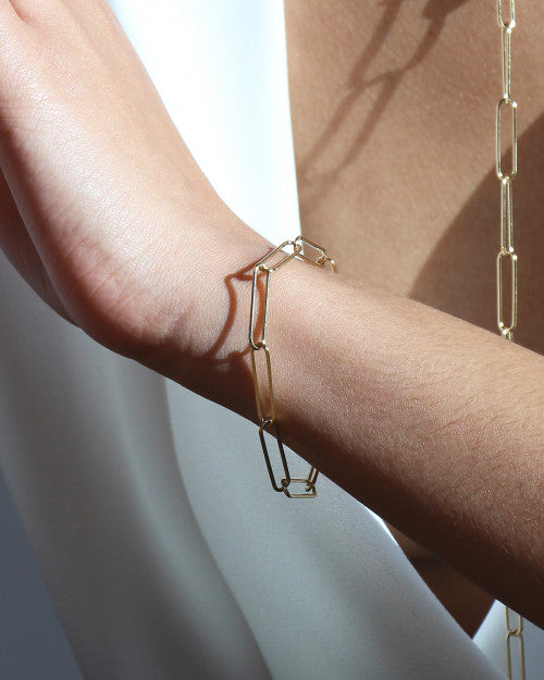 femme portant le bracelet maxi pure de chez nilai