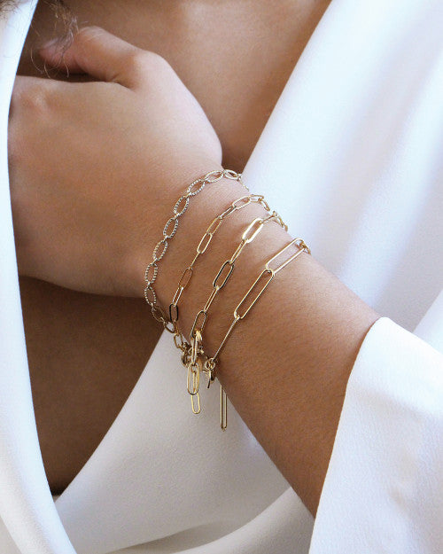 femme portant la gamme complète de bracelets pure de nilai