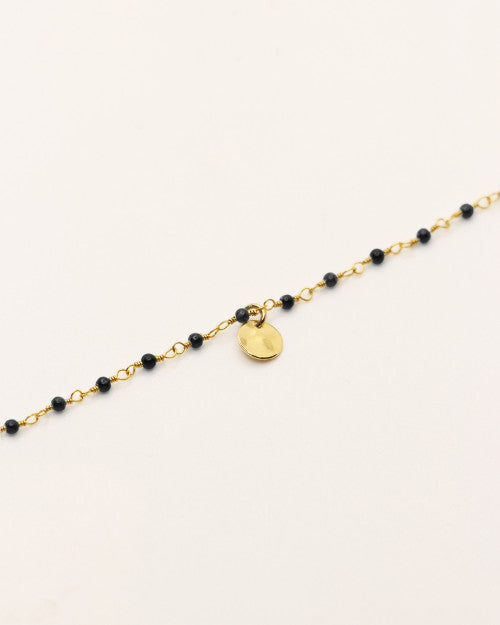 Bracelet Nilaï orné perles noires et petite médaille