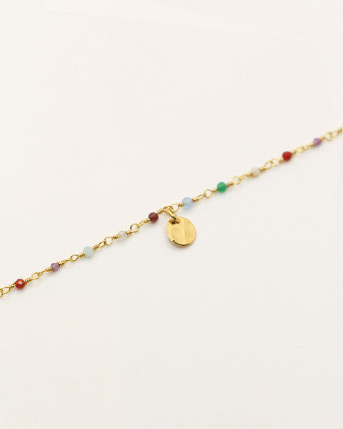 Bracelet Nilaï orné perles colorées pierre semi précieuse multicolore et petite médaille