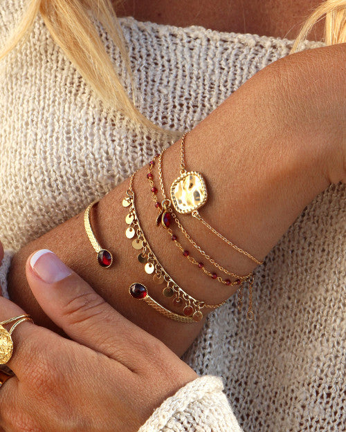 femme portant pull beige et bracelets nilai doré et rouge bordeau