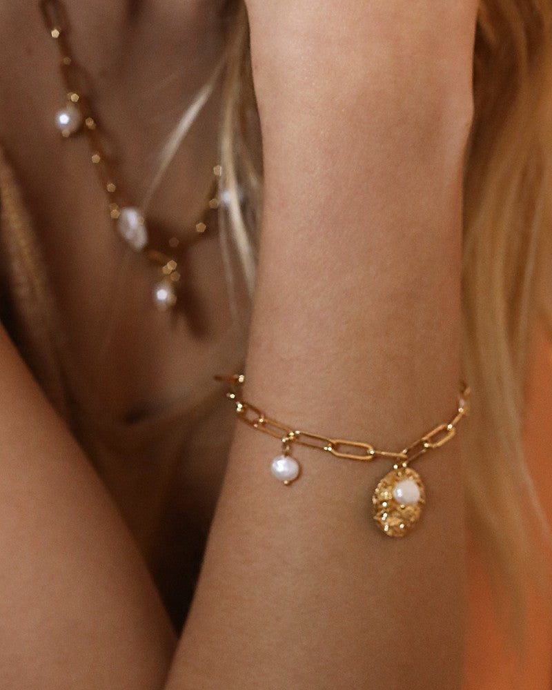 femme portant collier et bracelet paloma