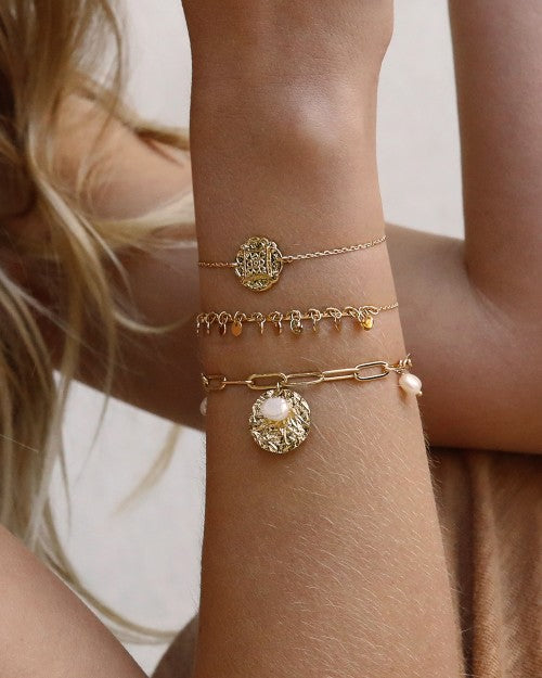 femme portant bracelet paloma, chloé et constance