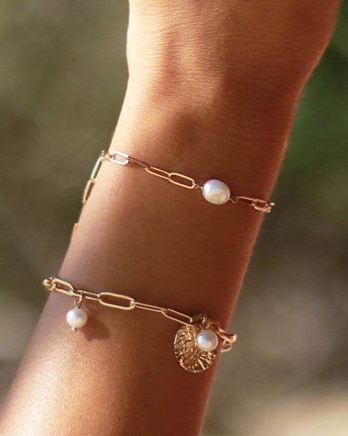 femme portant bracelet Nilaï perla et paloma