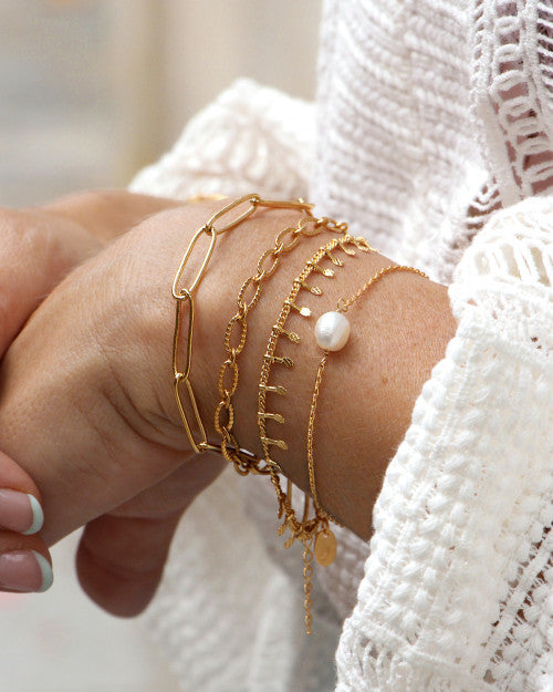 femme au gilet en crochet blanc portant des bracelets de la marque nilai