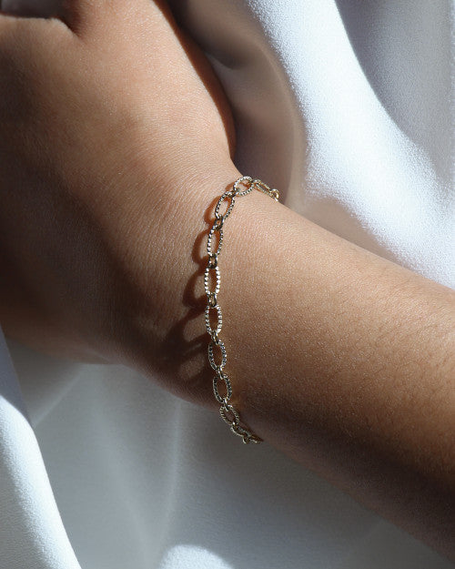 femme portant le bracelet pure torsadé de chez nilai