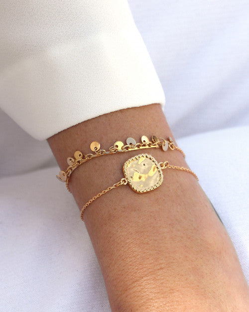 femme portant le bracelet sally et le bracelet chloé