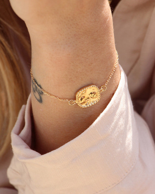femme portant le bracelet sally