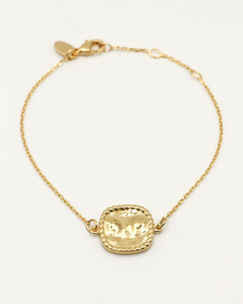 bracelet fin sally avec médaille carrée martelée