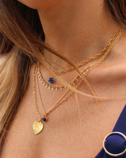 femme portant des colliers couleur or et bleu