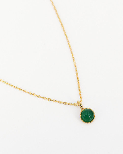 Collier Athéna composé d'une chaine fine dorée et d'une pierre ronde agate verte
