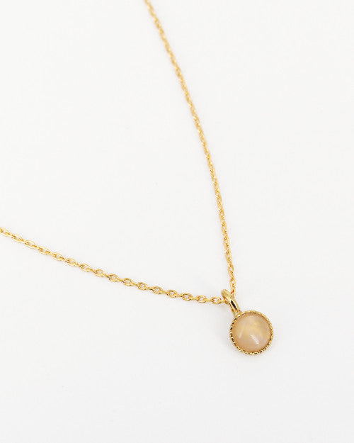 Collier Athéna composé d'une chaine fine dorée et d'une pierre ronde quartz rose