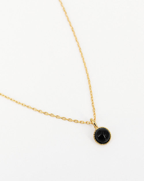 Collier Athéna composé d'une chaine fine dorée et d'une pierre ronde agate noire