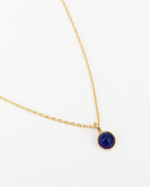 Collier Athéna composé d'une chaine fine dorée et d'une pierre ronde agate bleue